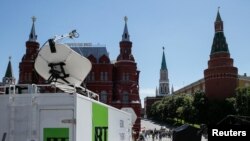 资料照：俄罗斯国营电视台“今日俄罗斯”的广播车停在莫斯科红场。（2018年6月15日）