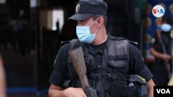 Un policía custodia el Ministerio de Gobernación en junio de 2021 en Managua, Nicaragua. [Foto: VOA / Houston Castillo]
