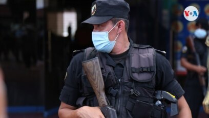 Un policía custodia el Ministerio de Gobernación en junio de 2021 en Managua, Nicaragua. [Foto: VOA / Houston Castillo]