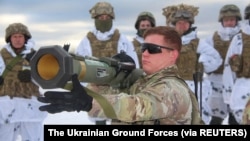 聯合多國訓練小組的美國陸軍教官在烏克蘭利沃夫地區訓練烏克蘭軍人使用美國提供的M141榴彈發射器。（2022年1月30日）