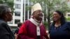 Uskup Agung Washington DC, Wilton Gregory, menyapa umat di Katedral St Matthew setelah misa, 6 Oktober 2020. (Foto: AP)