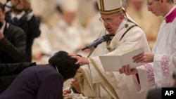 Le pape François baptisant la Kenyane Rachel Khayesi la nuit de Pâques, en la Basilique Saint Pierre