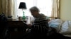 La refugiada ucraniana Tamila Melnichenko, de 82 años, de Kiev, lee un libro en su habitación en la casa de retiro Armada en Glogoczow, Polonia, el 10 de febrero de 2023.