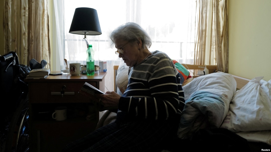La refugiada ucraniana Tamila Melnichenko, de 82 años, de Kiev, lee un libro en su habitación en la casa de retiro Armada en Glogoczow, Polonia, el 10 de febrero de 2023.