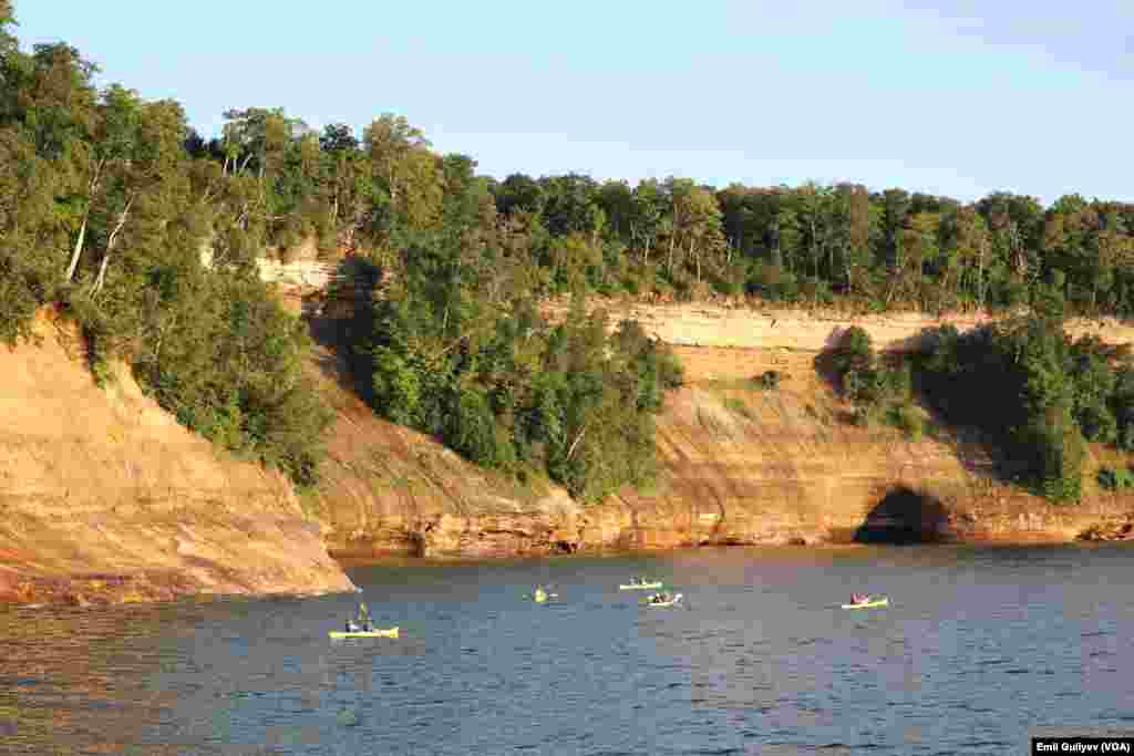 Pictured Rocks - Şəkilli Qayalar Miçiqan ştatında turistlərin ən çox görmək istədiyi sahil parkıdır. Emil Quliyev - VOA