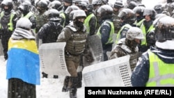 Clashes in Kyiv As Police Raid Protest Camp, Detain 100