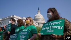 Para aktivis perubahan iklim menggelar aksi untuk meningkatkan kesadaran akan pentingnya melawan dampak perubahan iklim di Washington, As, pada 28 Juli 2021. (Foto: AP/J. Scott Applewhite)
