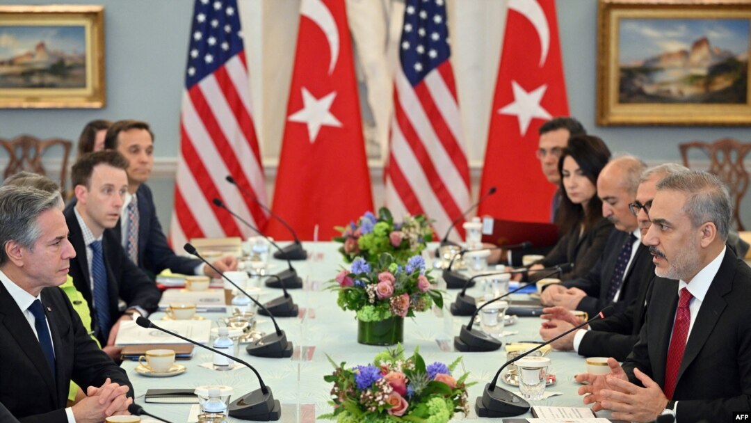 Menteri Luar Negeri AS Antony Blinken (kiri) mengikuti pertemuan dengan Menteri Luar Negeri Turki Hakan Fidan (kanan) di Ruang Thomas Jefferson Departemen Luar Negeri di Washington, DC, pada 8 Maret 2024. (Foto: AFP)