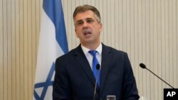 Menteri Luar Negeri Israel Eli Cohen berbicara kepada awak media dalam konferensi pers di Nikosia, Siprus, pada 31 Maret 2023. (Foto: AP/Petros Karadjias)