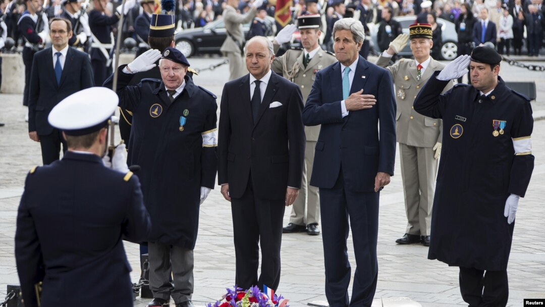 Menteri Luar Negeri Perancis Laurent Fabius (kedua dari kiri) dan Menlu AS John Kerry (kedua dari kanan) di Tugu Tentara Tak Dikenal di Arc de Triomphe di Paris, Perancis (8/5).