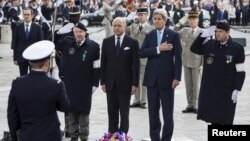 Menteri Luar Negeri Perancis Laurent Fabius (kedua dari kiri) dan Menlu AS John Kerry (kedua dari kanan) di Tugu Tentara Tak Dikenal di Arc de Triomphe di Paris, Perancis (8/5).