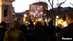 Warga AS berkumpul di Acacia Park untuk mengenang para korban penembakan massal di klub malam LGBTQ "Club Q" di kota Colorado Springs, Colorado, AS 21 November 2022 (foto: dok). 