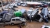 Vehículos arrastrados por las apilados en una calle de Paiporta, en el área de Valencia, España, después de históricas inundaciones, el 31 de octubre de 2024.