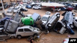 Vehículos arrastrados por las apilados en una calle de Paiporta, en el área de Valencia, España, después de históricas inundaciones, el 31 de octubre de 2024.