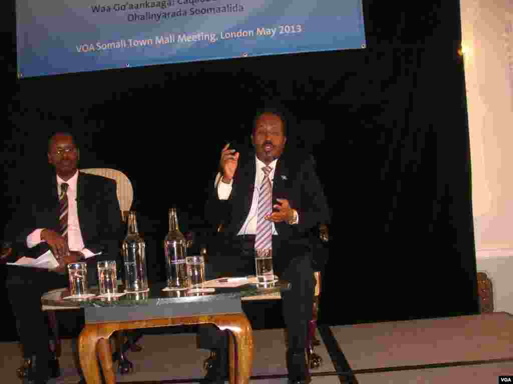 Madaxweyne Xasan Shiikh oo marti ku ah barnaamijka dhalinyarada ee "Waa Go'aankaaga"&nbsp; iyo Haruun Macruuf oo ka tirsan VOA oo Barnaamijka Daadihinaya.