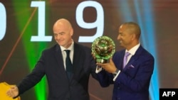 Président Gianni Infantino (G) apesi mbano ya CAF Awards 2019 na Moïse Katumbi, moka,ni ya TP Mazembe na milulu na Hunghada, Egypte, 7 janvier 2019.