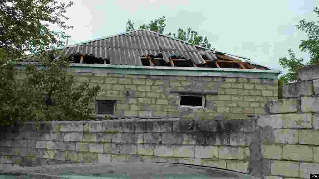 Artileriya atəşi ilə dağıdılmış ev