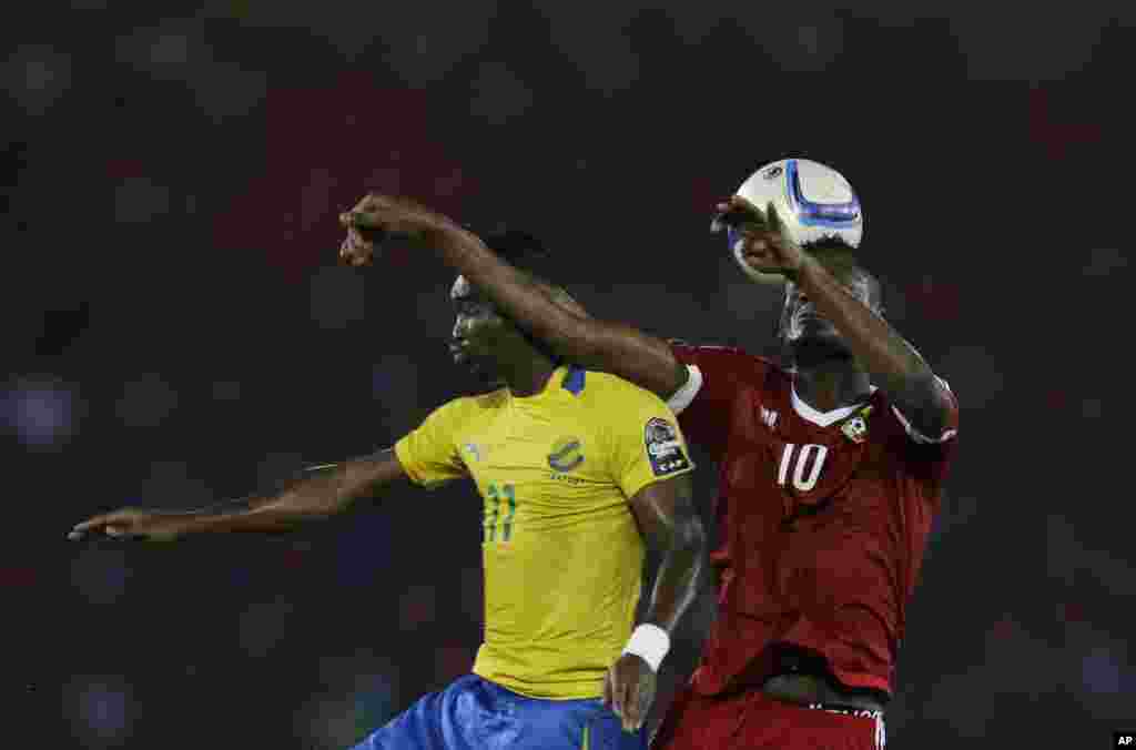 Fode Dore du Congo, à droite, en duel avec Levy Madinda du Gabon, à gauche, lors de la rencontre Congo-Gabon de la Coupe d&#39;Afrique des Nations de football Groupe A à Bata, en Guinée équatoriale, mercredi 21 janvier 2015.