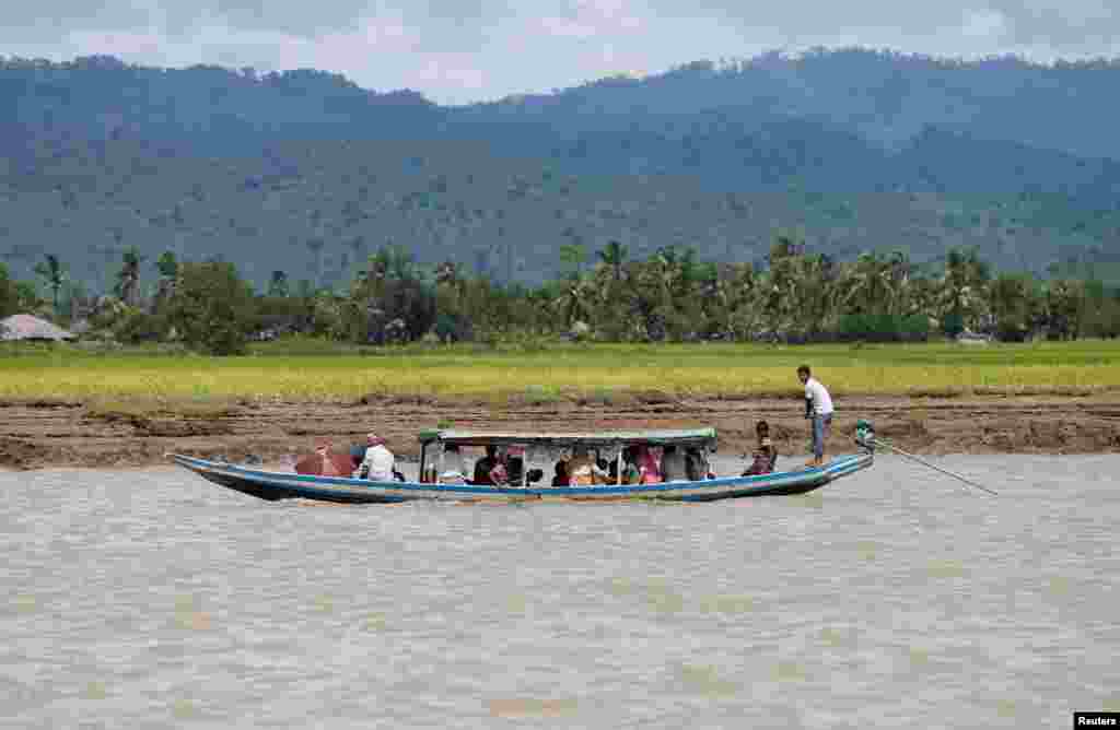 ہزاروں روہنگیا مہاجرین ٹوٹی پھوٹی کشتیوں کے ذریعہ دریا پار کرکے بنگلہ دیش میں داخل ہونے کی کوشش کر رہے ہیں۔