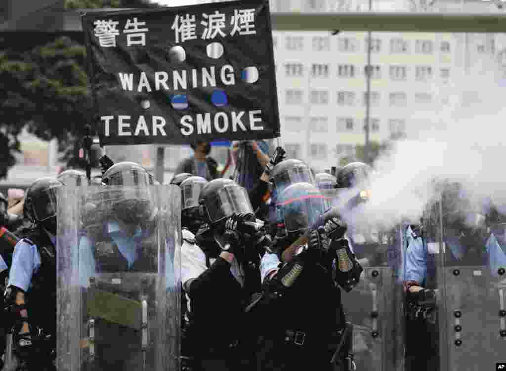 香港警察2019年6月12日向反对立法会逃犯条例修订案二读的抗议者发射催泪弹。