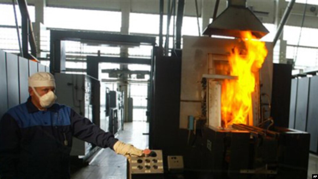 Uran bilan ishlayotgan xodim, "Ulba Metal" zavodi, Ust-Kamenogorsk, Qozog'iston, 8-oktabr, 2005 