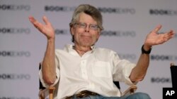 Pengarang Stephen King saat berbicara di Book Expo America, 1 Juni 2017. (Foto: dok)