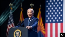 ប្រធានាធិបតីសហរដ្ឋអាមេរិក លោក Joe Biden ថ្លែងនៅក្នុងពិធីមួយ នៅមជ្ឈមណ្ឌលសិល្បៈ Tempe ក្នុងក្រុង Tempe រដ្ឋ Arizona កាលពីថ្ងៃទី ២៨ ខែកញ្ញា ឆ្នាំ ២០២៣។ 