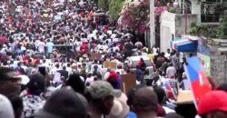 Haitianos salieron a las calles a protestar una vez más por la democracia. [Foto: Captura de pantalla/Video Reuters]