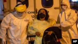 Una paciente con síntomas de COVID-19 es llevada al hospital del Seguro Social en Ciudad de Guatemala, Guatemala, el 8 de junio de 2020.