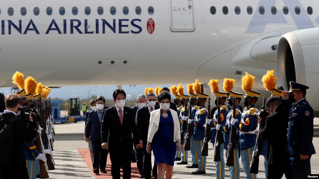 Wakil Presiden Taiwan William Lai tiba di Pangkalan Udara Militer Enrique Soto Cano di Comayagua, Honduras, pada 26 Januari 2022, untuk menghadiri pelantikan Presiden Honduras terpilih Xiomara Castro. (Foto: Reuters/Edgard Garrido)