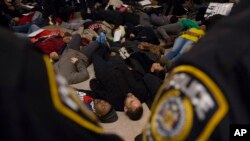تحصن مردم در نیویورک، در اعتراض به رأی هیات منصفه ایالتی بر برائت پلیس سفیدپوستی که موجب مرگ یک مرد سیاه‌پوست شد – ۱۵ آذر ۱۳۹۳ 