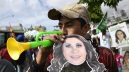 Simpatizantes del Movimiento Semilla marchaban la noche de este jueves en Sumpango, en apoyo a la fórmula presidencial que encabeza Bernardo Arévalo que se coló por sorpresa al balotaje para este domingo. [Foto: AP]