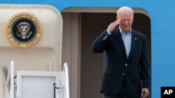 조 바이든 미국 대통령이 유럽 방문을 위해 9일 워싱턴 인근 앤드루스 공군기지에서 전용기 '에어포스원'에 오르고 있다.