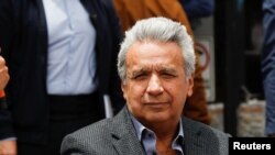 El presidente Lenin Moreno durante una visita a una zona afectada por las protestas que sacudieron a la capital del país, Quito, el pasado 17 de octubre de 2019.