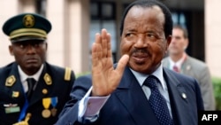 Le président camerounais Paul Biya salue le deuxième jour du quatrième sommet UE-Afrique, au siège de l'UE à Bruxelles, le 3 avril 2014.