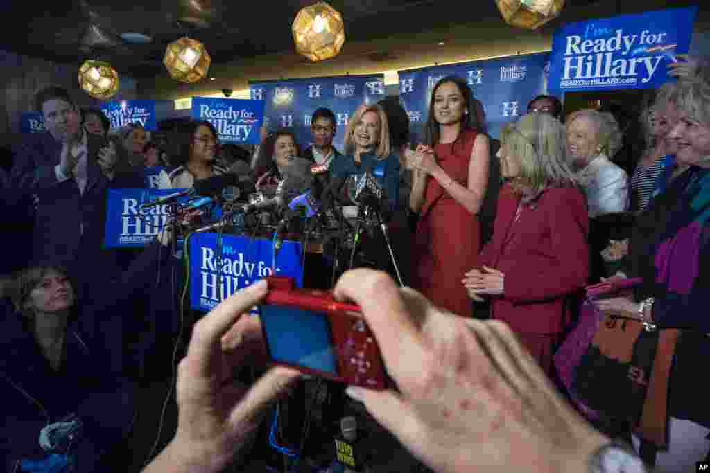 Anggota Kongres Carolyn Maloney (tengah) berbicara dalam acara "Last Hillary Clinton Rally" sebagai bagian dari kampanye Ready For Hillary di New York (11/4). (AP/Craig Ruttle)