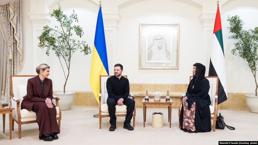 BAE Uluslararası İşbirliğinden Sorumlu Devlet Bakanı Reem El Hashimi'nin (sağda) Ukrayna Cumhurbaşkanı Zelenski (ortada) ve eşi Olena Zelenska'yı (solda) karşıladı.