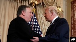 Presiden Donald Trump dalam upacara pengambilan sumpah jabatan Menteri Luar Negeri AS, Mike Pompeo di kantor Departemen Luar Negeri Amerika Serikat, 2 Mei 2018, di Washington. (AP Photo/Evan Vucci)