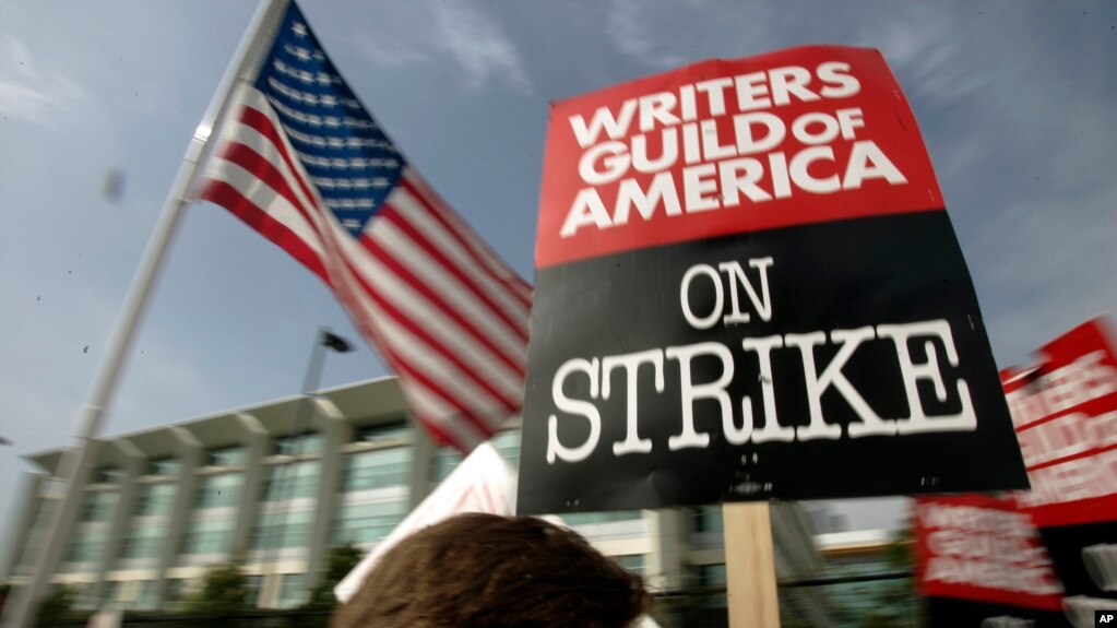 资料照：美国作家编剧在洛杉矶举行罢工。（2007年11月9日）(photo:VOA)