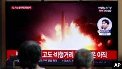 Retransmission à la télévision de tirs de projectiles nord-coréens à la gare de Séoul à Séoul, en Corée du Sud, le 16 août 2019.