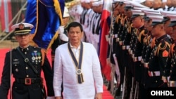 ប្រធានាធិបតី​ហ្វីលីពីន Rodrigo Duterte នៅ​មុខ​កង​កម្លាំង​កិត្តិយស​នៅ​ថ្ងៃ​ខួប​ទី​១២០ នៃ​កង​ទ័ព​ជើង​ទឹក​ហ្វីលីពីន កាល​ពី​ថ្ងៃទី​២២ ខែ​ឧសភា ២០១៨។