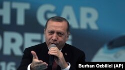 Le président turc Recep Tayyip Erdogan lors d'une cérémonie pour la construction d'une nouvelle gare le jour de la République à Ankara, en Turquie, le samedi 29 octobre 2016. (AP Photo / Burhan Ozbilici)