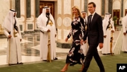 ທ່ານ Jared Kushner ລູກ​ເຂີຍ​ຂອງທ່ານ ​ດໍ​​ໂນ​ລ ທຣໍາ ແລະພັນລະຍາ ຍານາງ Ivanka Trump ທີ່ສະໜາມຫຍ້າ ຂອງພະລາຊະວັງ ໃນຊາອູດິ ອາຣາເບຍ