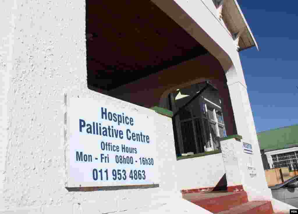 West Gauteng Hospice (above) is in the mining district of industrial Krugersdorp. Wits Hospice also offers similar palliative care in a facility tucked among the mansions and Lamborghinis of Johannesburg's plush suburb of Houghton. (VOA / D. Taylor) 