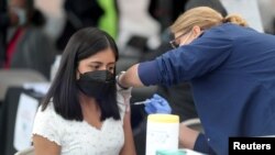 Una mujer recibe la vacuna contra el coronavirus en Los Ángeles, California, el 10 de marzo de 2010.