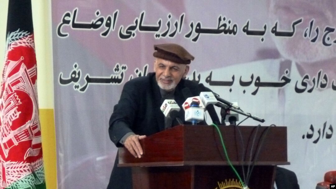 Presiden Afghanistan Ashraf Ghani berpidato di Faizabad, Afghanistan timur laut (18/4). (AP/Lynne O'Donnell)