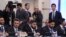 Mohammad Alloush (centro), jefe de la delegación opositora siria asiste a las conversaciones de paz en Astana, Kazajstán, el lunes, 23 de enero, de 2017.
