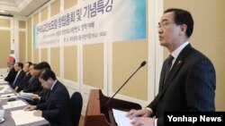 조명균 통일부 장관이 14일 한국 국회에서 열린 한국외교안보포럼 창립총회 및 기념특강에서 축사하고 있다. 