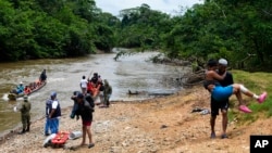 Migrantes llegan por vote a Lajas Blancas, en la provincia del Darién, en Panamá, luego de caminar por el llamado Tapón del Darién, desde Colombia, el pasado 6 de octubre de 2023.