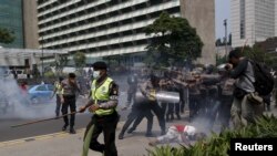 Polisi di Jakarta bentrok dengan para demonstran yang memprotes kekuasaan pemerintah Indonesia di provinsi Papua Barat, 1 Desember 2015. (Foto: Dok)